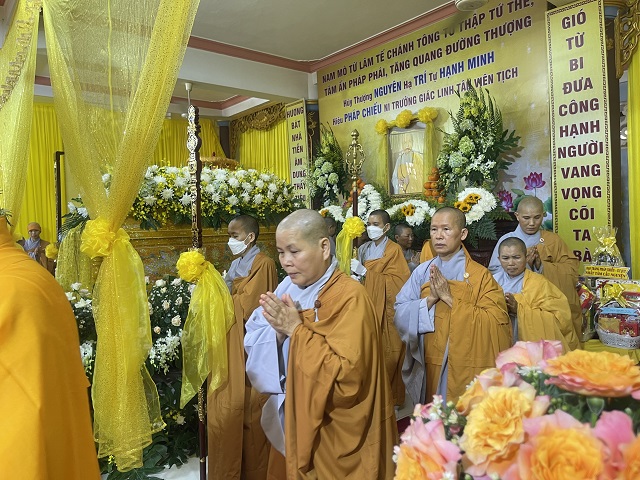 Ban Trị sự Phật giáo tỉnh cùng các phái đoàn viếng tang NT. Thích Nữ Hạnh Minh